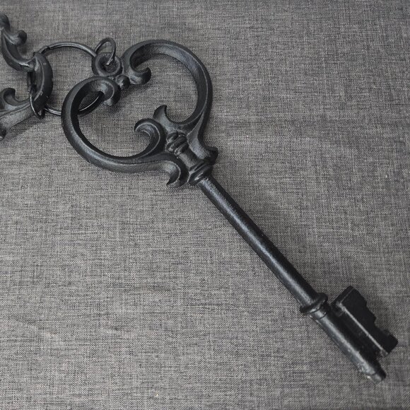 Victorian-Style Ornate Cast Iron Skeleton Keys – Decorative Vintage Pair - Picture 5 of 5